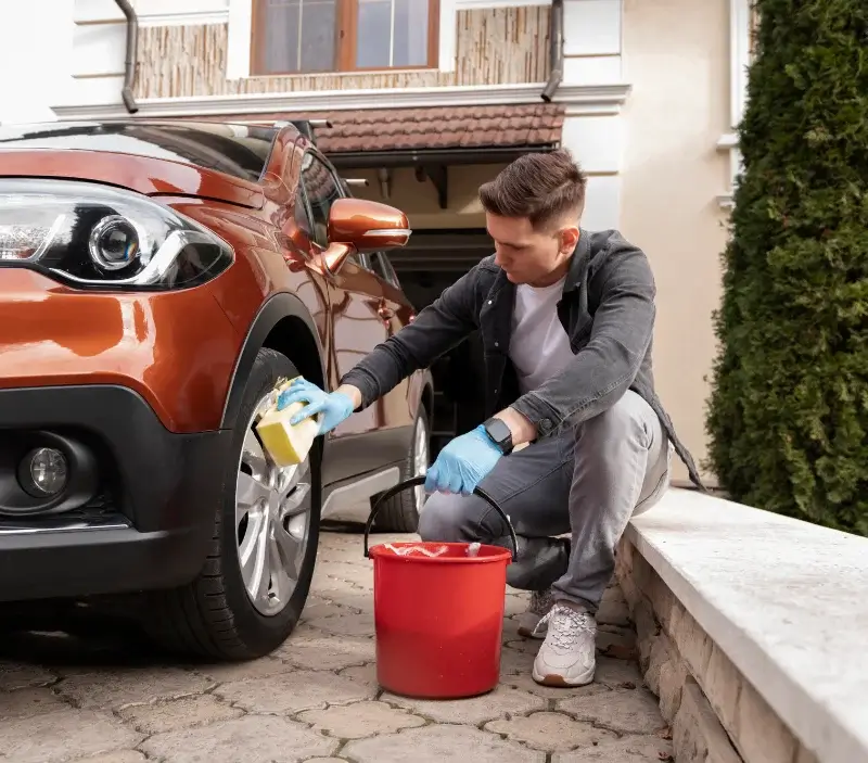 Lavage auto à domicile Loire-Authion : professionnel intervenant sur un véhicule